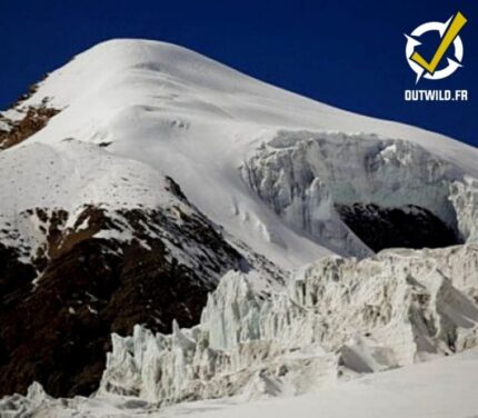 sommet peak saribung népal.