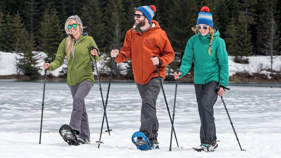 Comment se préparer pour une sortie en raquettes à neige par temps froid ?