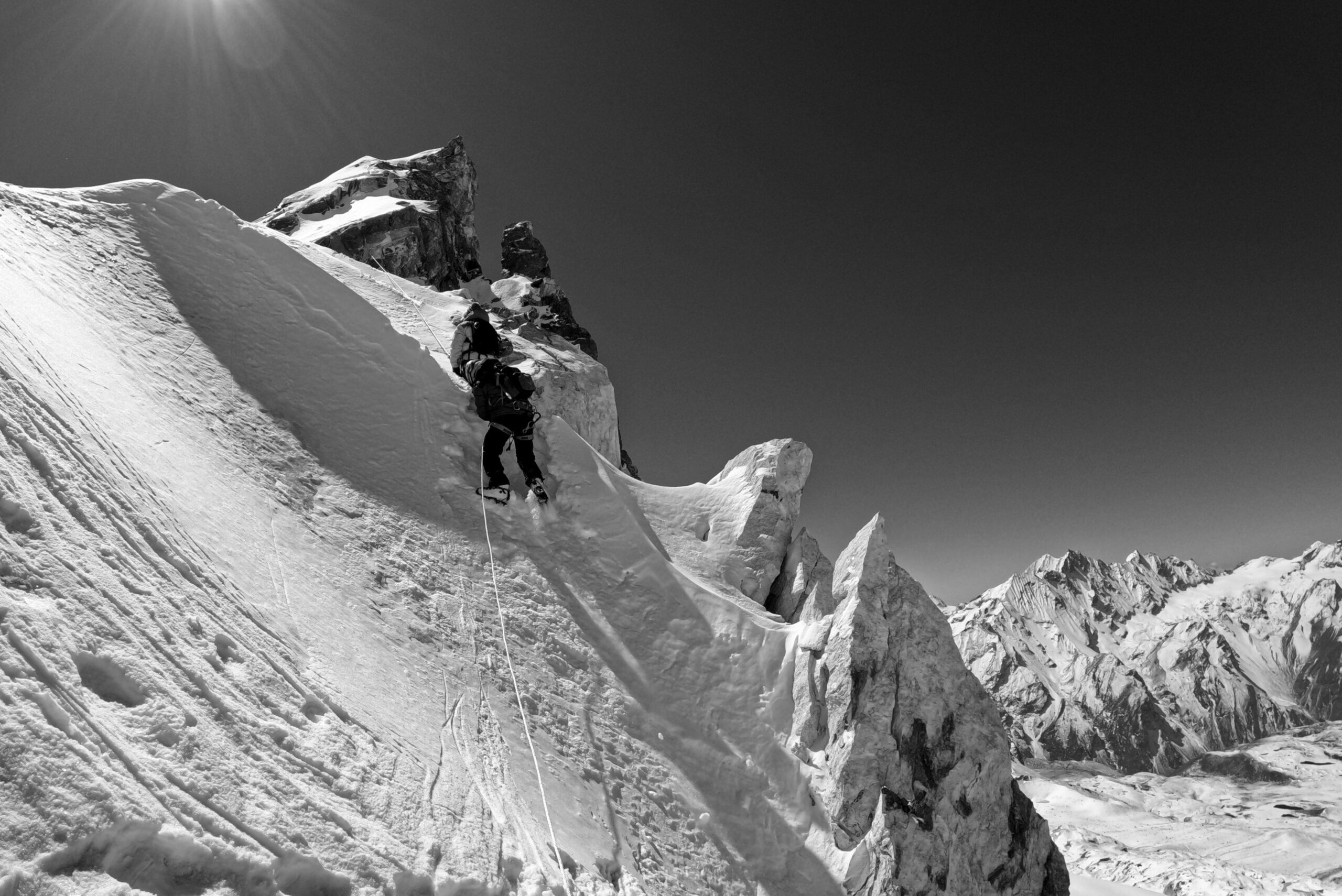 Avec Outwild, vous pouvez préparer vos expéditions à la montagne à l’avance en toute tranquillité, notre service simple et sans tracas vous fera gagner du temps et vous permettra de profiter au mieux de chaque instant de vos expéditions. Voyagez sur mesure avec les meilleurs guides locaux. Fort de plus de 20 ans d’expérience, Outwild facilite l’organisation de vos aventures tout en mettant en valeur le savoir-faire unique des guides locaux dans chaque destination. Chaque détail est soigneusement pris en compte pour vous offrir une expérience inoubliable, adaptée à vos besoins et à vos envies.