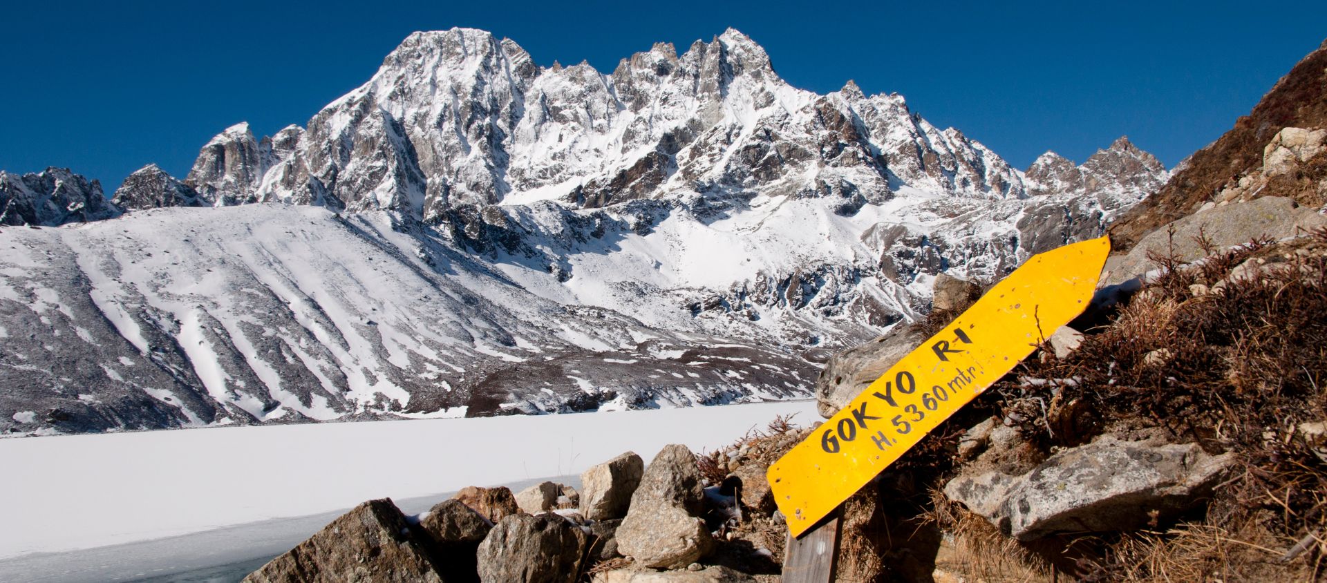 Gravir le Gokyo Ri dans la région du Khumbu au Népal