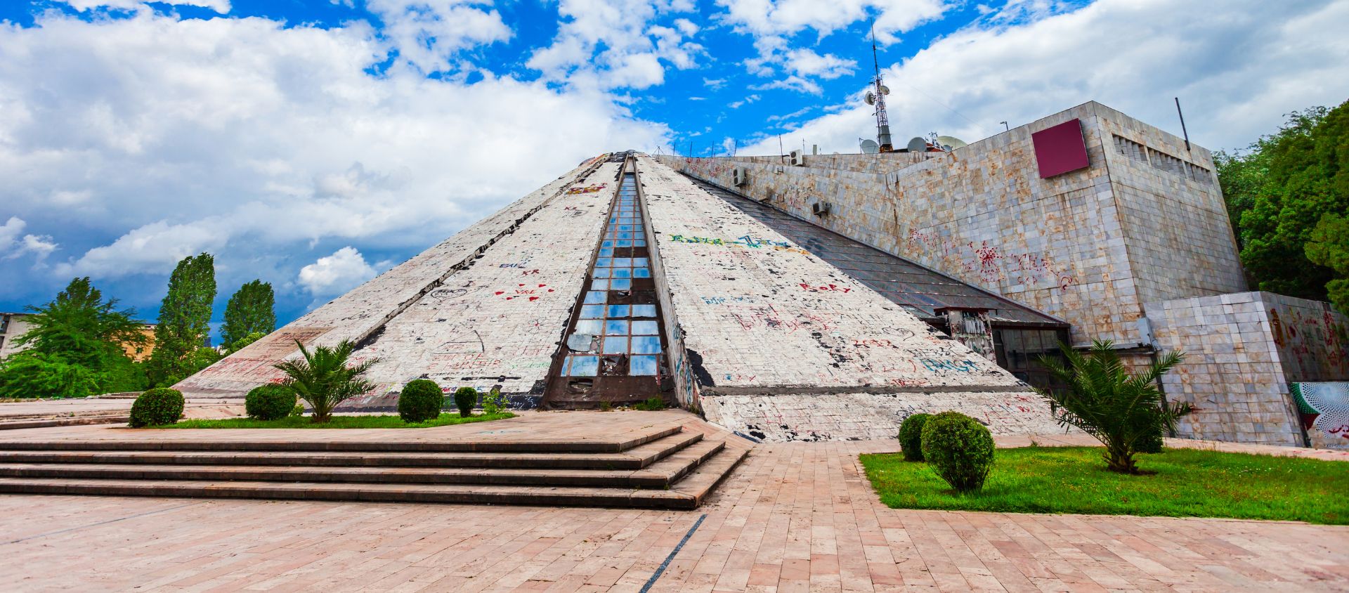 Pyramide de Tirana albanie