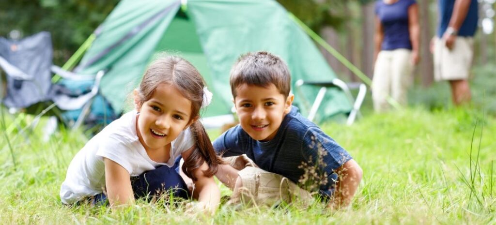 Camping avec enfants : astuces et bons plans pour des vacances réussies