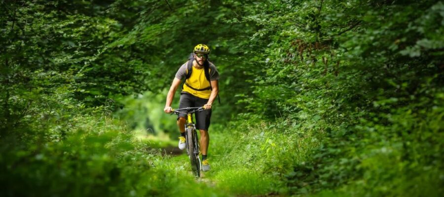Partir à l’aventure sans polluer : le vélo électrique, nouvelle star de l’outdoor