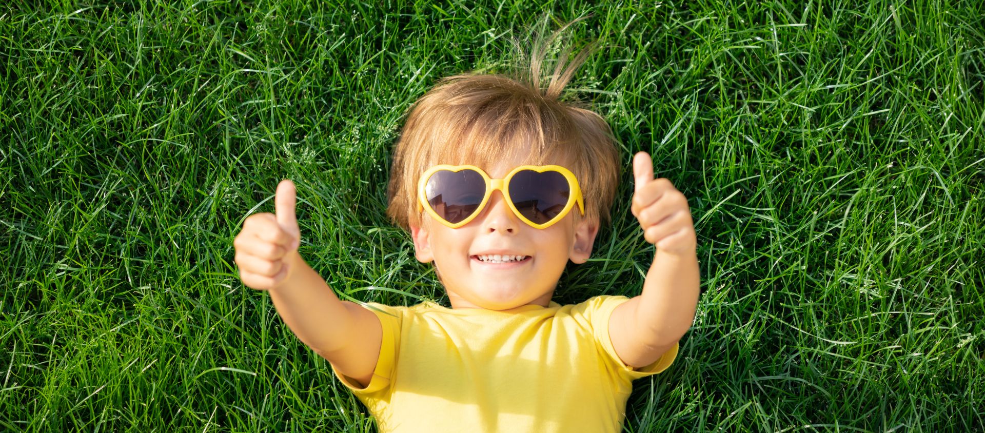 enfant heureux outdoor