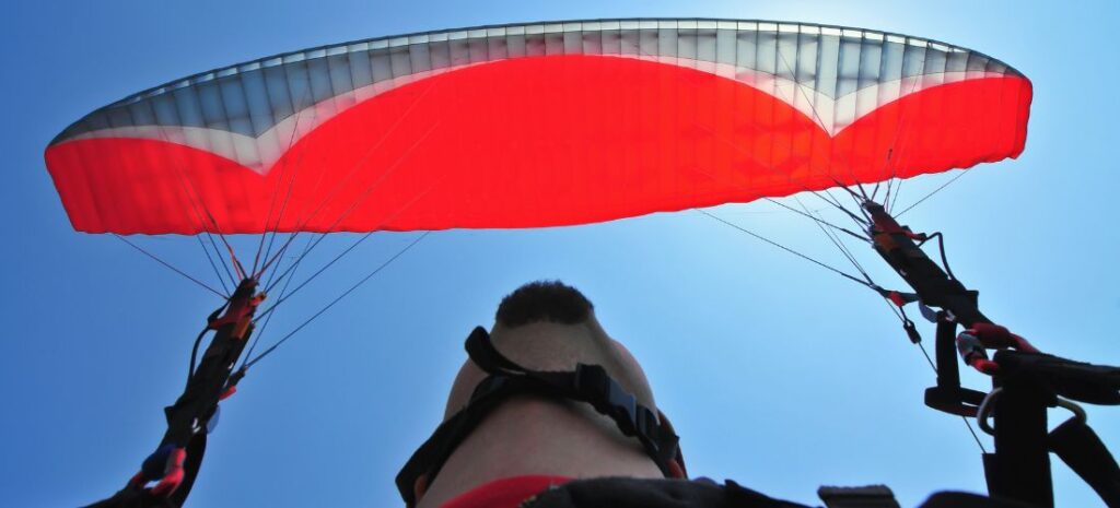 Voltige en parapente : quand la montagne devient un terrain de sport extrême