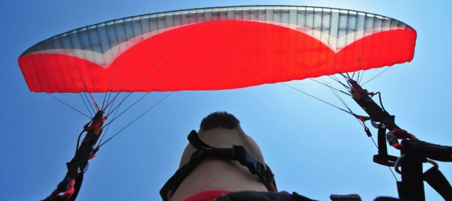 Voltige en parapente : quand la montagne devient un terrain de sport extrême