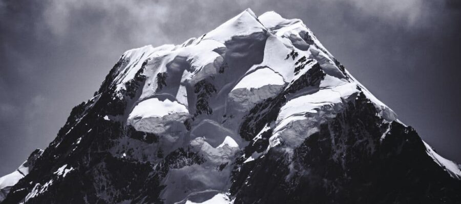 Alpinisme et survie : histoires vraies en haute montagne