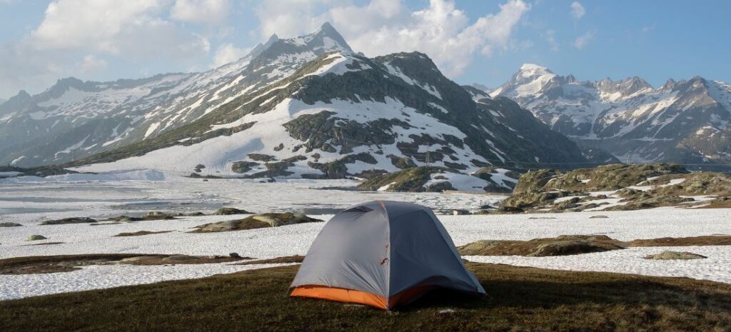 Bivouac sauvage vs camps organisés : quel choix faire ?