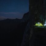 Le bivouac en paroi : une nuit suspendue au vide