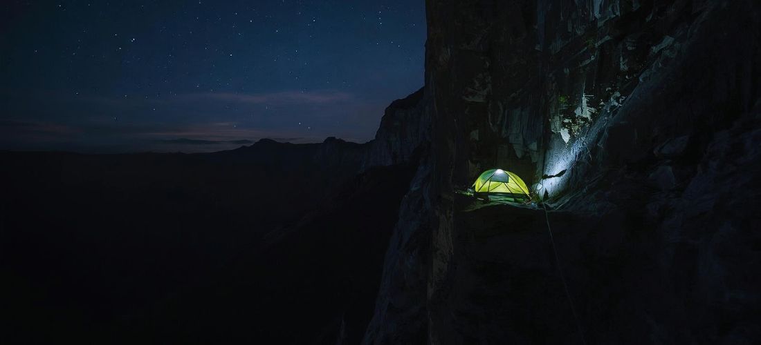 Le bivouac en paroi : une nuit suspendue au vide