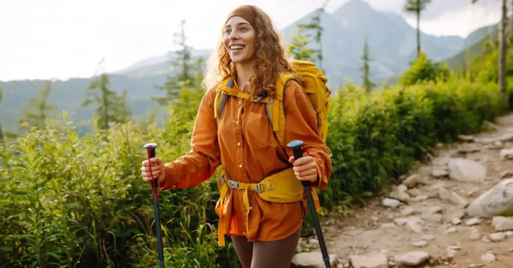 Choisir ses bâtons de randonnée : avantages, types et conseils selon terrain