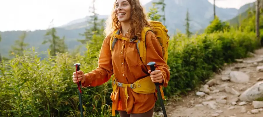Choisir ses bâtons de randonnée : avantages, types et conseils selon terrain