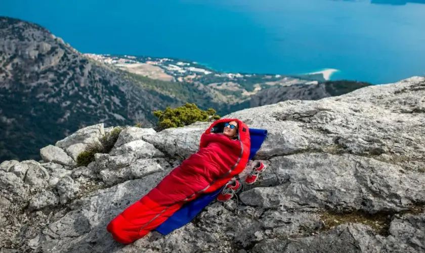 Comment bien choisir son sac de couchage selon altitude et saison
