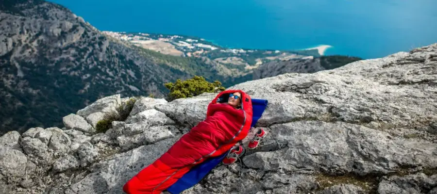 Comment bien choisir son sac de couchage selon altitude et saison