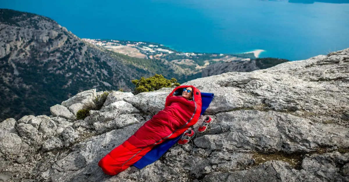 Comment bien choisir son sac de couchage selon altitude et saison