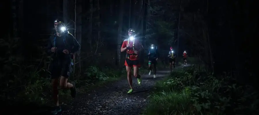 Organiser un trail nocturne : conseils de visibilité et sécurité