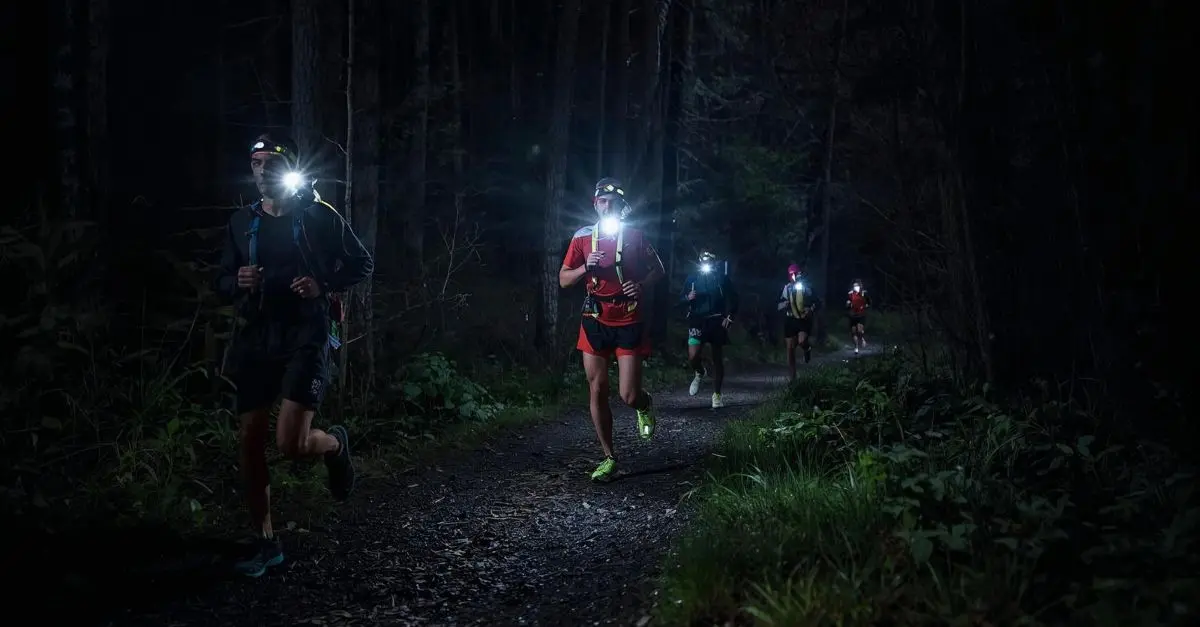 Organiser un trail nocturne : conseils de visibilité et sécurité