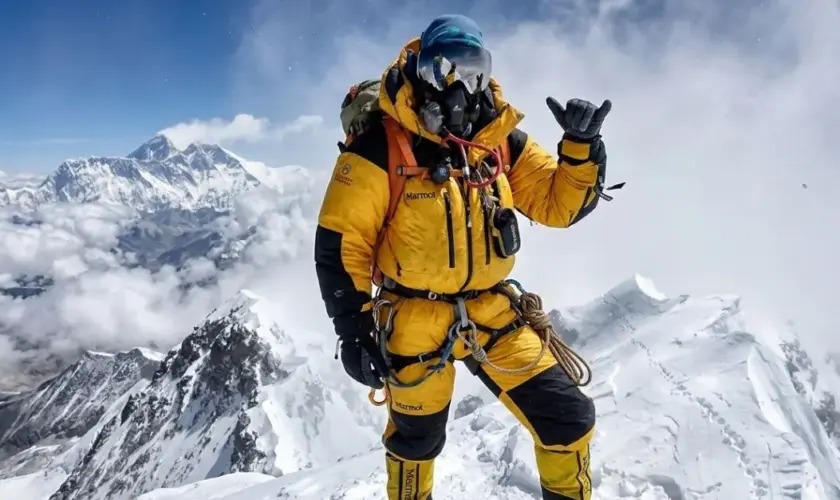 Alpiniste au sommet de l'Everest. Nutrition en haute altitude : Que mangent les alpinistes à 8000m