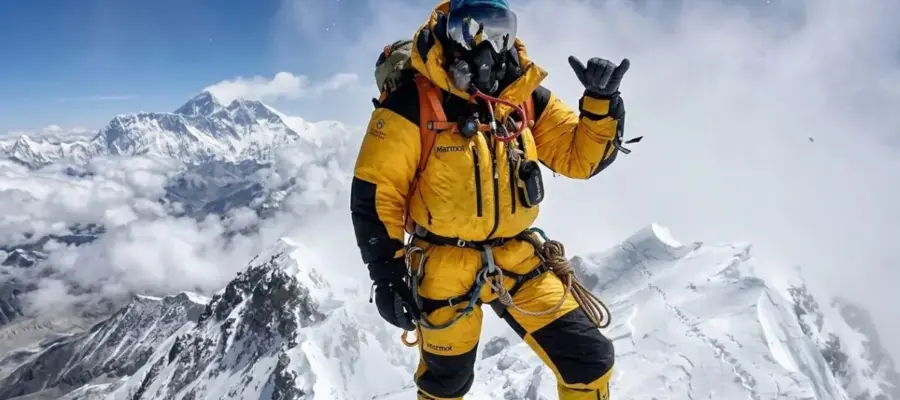 Alpiniste au sommet de l'Everest. Nutrition en haute altitude : Que mangent les alpinistes à 8000m