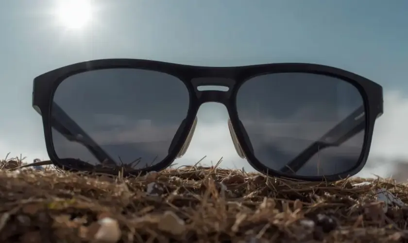 Lunettes de soleil sur le sol en montagne