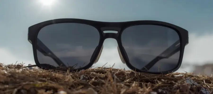 Lunettes de soleil sur le sol en montagne
