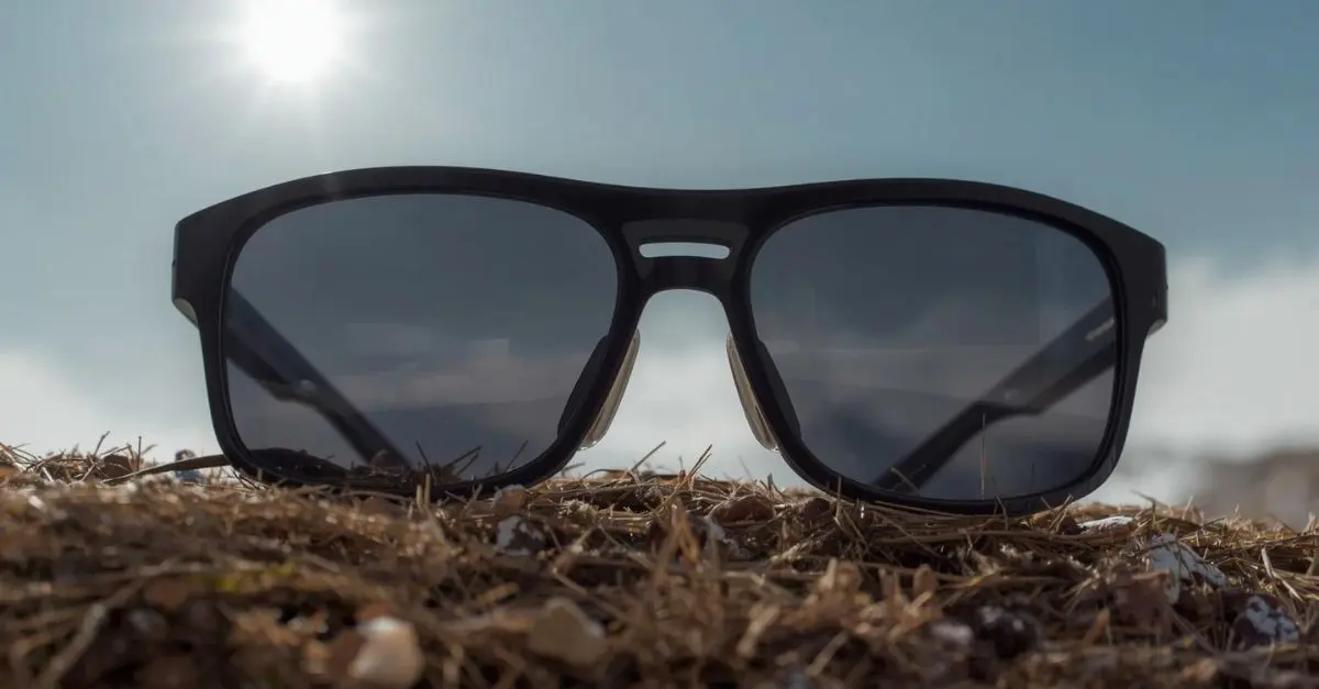 Lunettes de soleil sur le sol en montagne