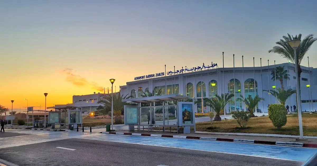 Aéroport moderne au coucher de soleil Aéroport moderne au coucher de soleil