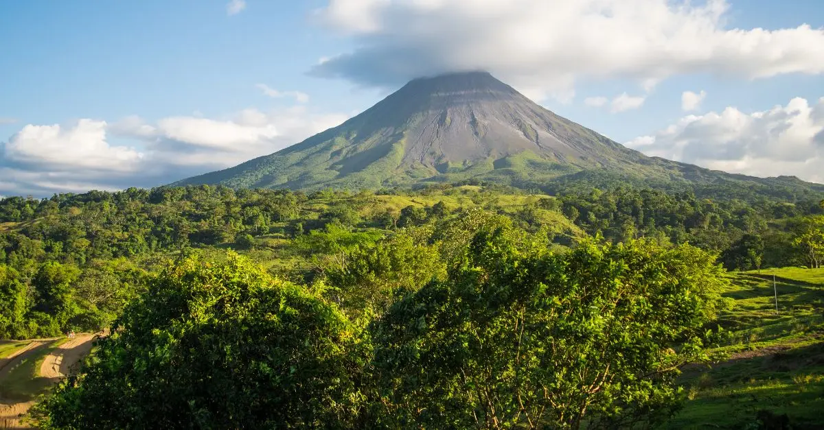 Explorer le majestueux volcan Arenal