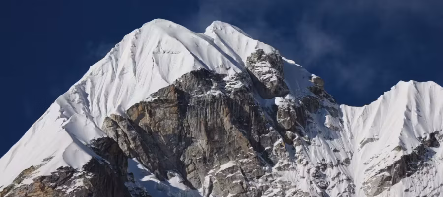 Montagne enneigée sous ciel bleu Lobuche East