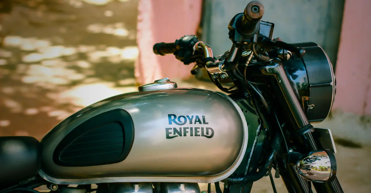 Louer une moto Royal Enfield au Népal : guide complet pour partir sur les routes himalayennes