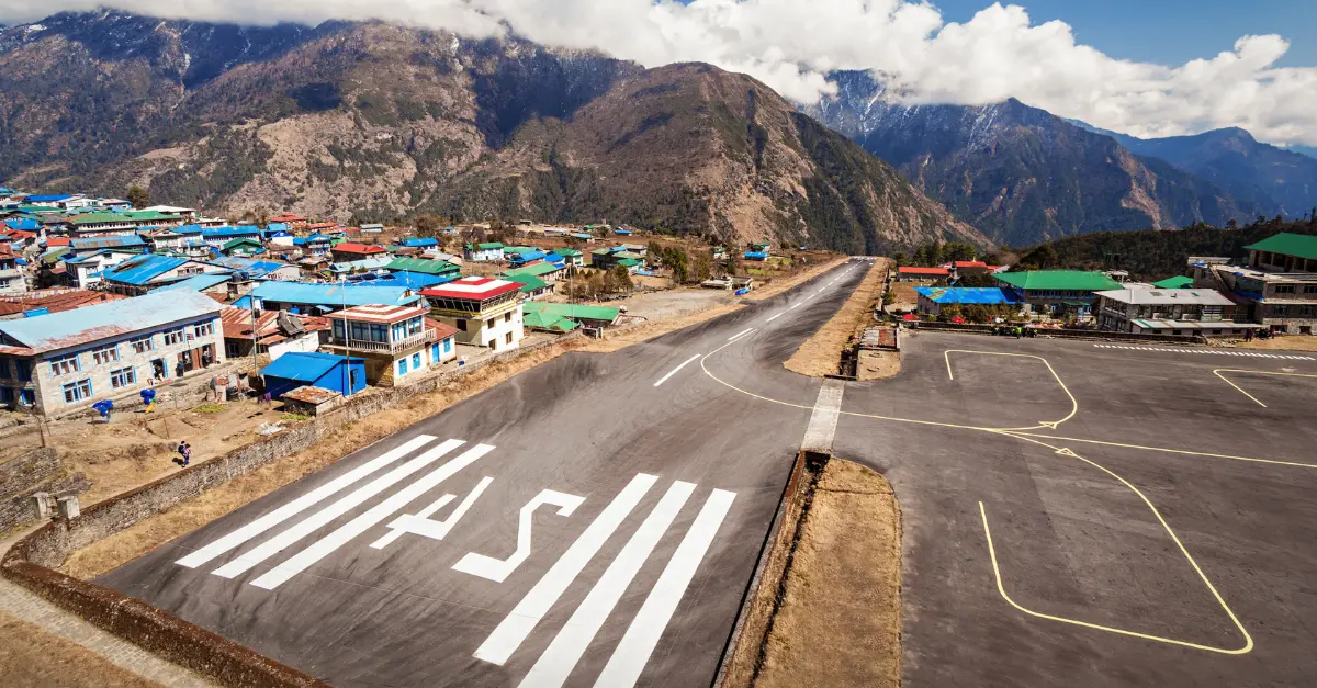 Lukla : Comment survivre au vol le plus dangereux du monde ?