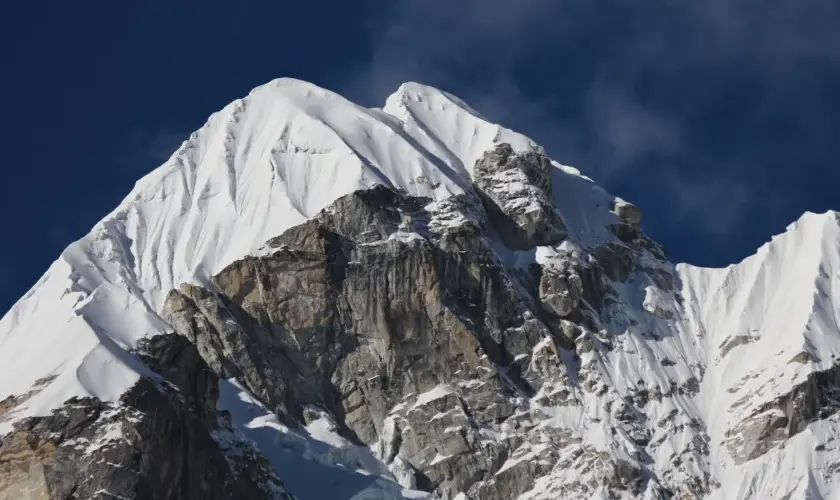 Montagne enneigée sous ciel bleu Lobuche East
