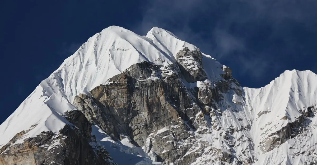 Montagne enneigée sous ciel bleu Lobuche East