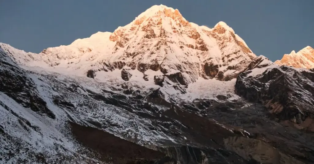 Montagne enneigée sous un ciel clair. Nar Phu Valley : Un voyage médiéval au cœur de l'Himalaya