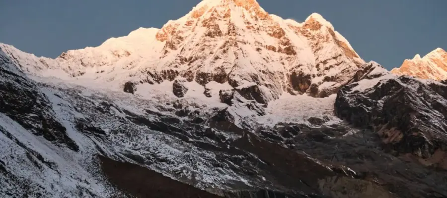Montagne enneigée sous un ciel clair. Nar Phu Valley : Un voyage médiéval au cœur de l'Himalaya
