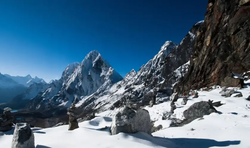 Montagnes enneigées sous un ciel bleu Cho La Pass népal