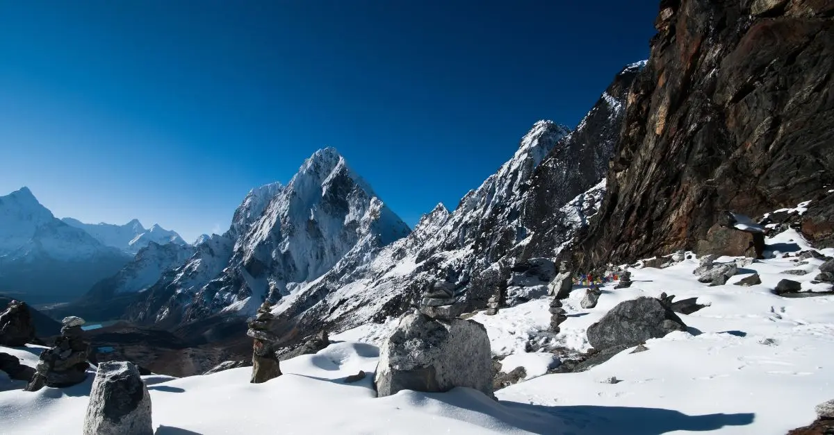 Montagnes enneigées sous un ciel bleu Cho La Pass népal