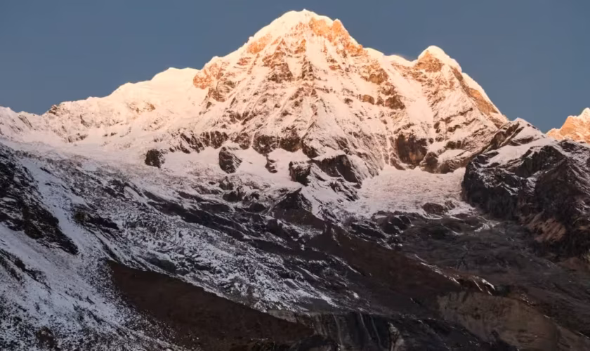 Montagne enneigée sous un ciel clair. Nar Phu Valley : Un voyage médiéval au cœur de l'Himalaya