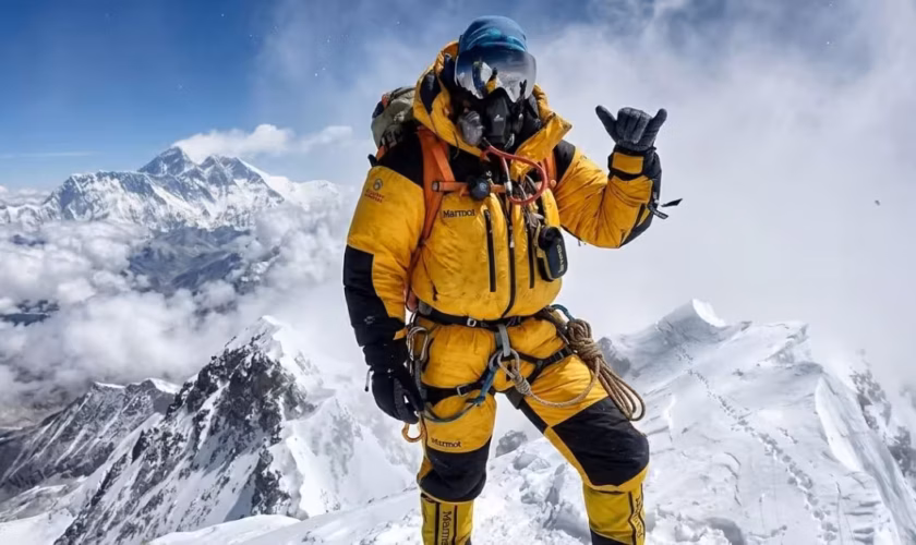 Alpiniste au sommet de l'Everest. Nutrition en haute altitude : Que mangent les alpinistes à 8000m