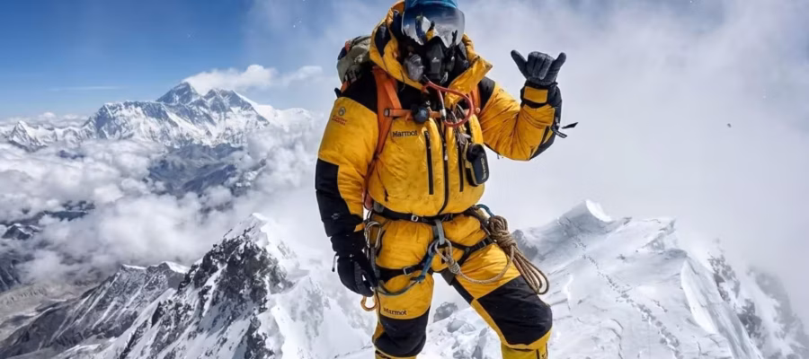 Alpiniste au sommet de l'Everest. Nutrition en haute altitude : Que mangent les alpinistes à 8000m