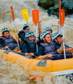 Groupe en rafting sur une rivière Rafting au Népal : Les meilleures rivières pour l'adrénaline