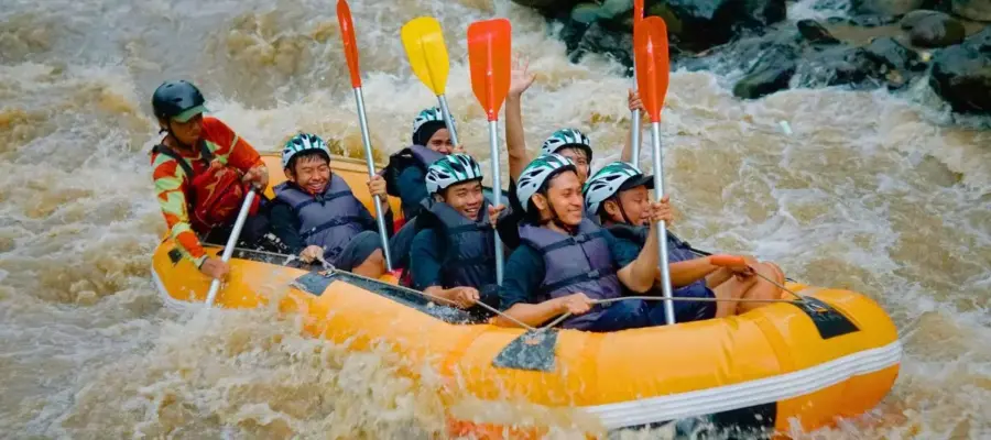 Groupe en rafting sur une rivière Rafting au Népal : Les meilleures rivières pour l'adrénaline