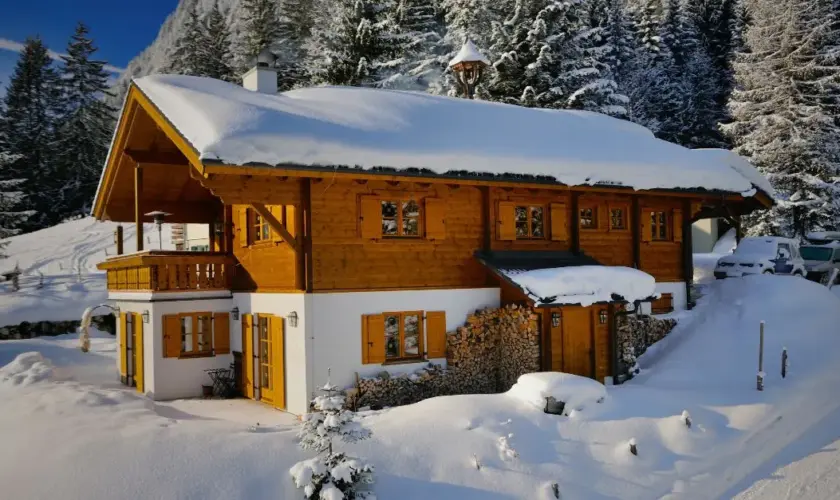 Vivre en autonomie dans un chalet isolé : solutions modernes et écologiques