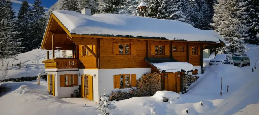 Vivre en autonomie dans un chalet isolé : solutions modernes et écologiques