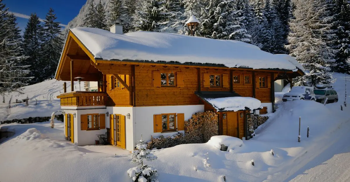 Vivre en autonomie dans un chalet isolé : solutions modernes et écologiques