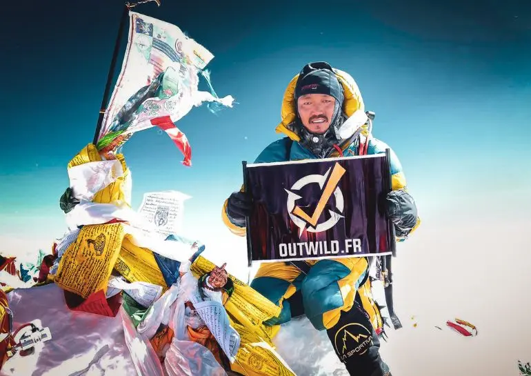 Homme au sommet de l'Everest. everest-nepal-voyage-expeditions-alpinisme