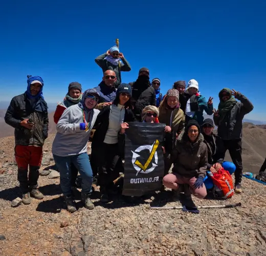 Groupe au sommet d'une montagne. sommet maroc aventure trekking outwild mgoun toubkal
