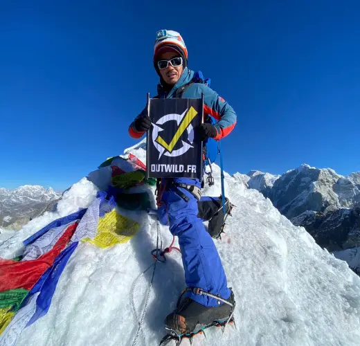 Alpiniste au sommet avec drapeau. sommet nepal alpiniste lobuche himalaya trekking