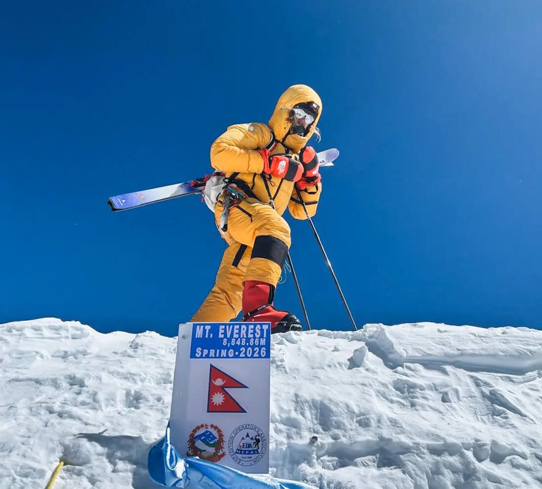 Bartek Ziemski descend l'Everest à ski sans oxygène