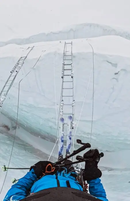 Bartek Ziemski descend l'Everest à ski sans oxygène
